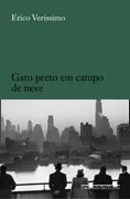 Gato preto em campo de neve