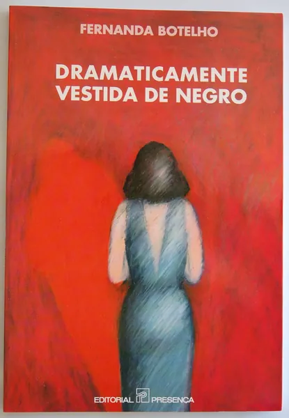 Dramaticamente vestida de negro
