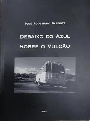 Debaixo do azul sobre o vulcão