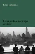 Gato preto em campo de neve