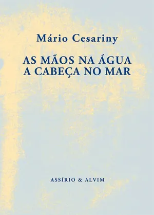 As mãos na água a cabeça no mar