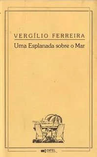 Uma esplanada sobre o mar